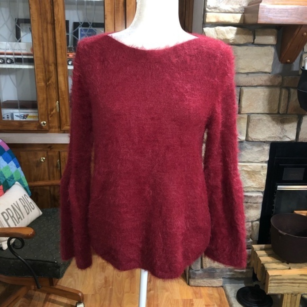 LAUREN CONRAD SIZE MEDIUM GORGEOUS EYELASH SWEATER WITH PEASANT SLEEVE NO SHED